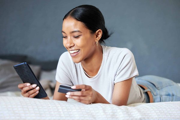 Sélectionner sa banque quand on est jeune : nos astuces